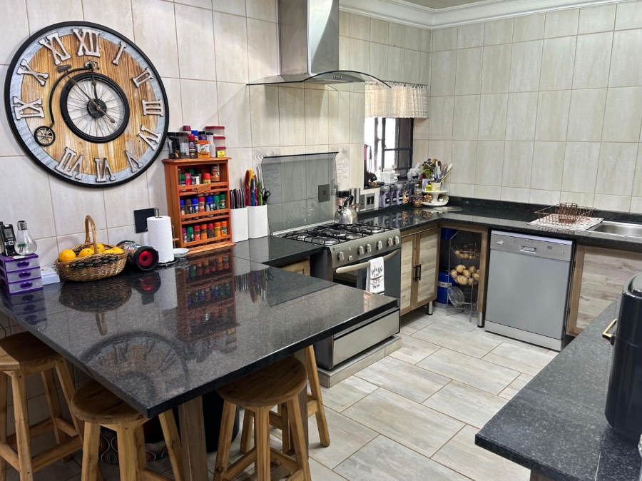 5 Bedroom Property for Sale in Mooinooi North West